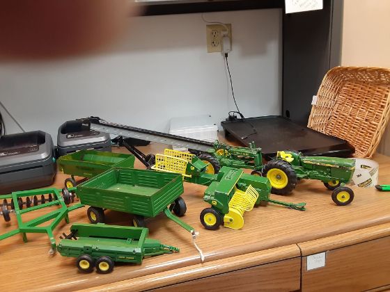 Picture of John Deere(8)farm toys