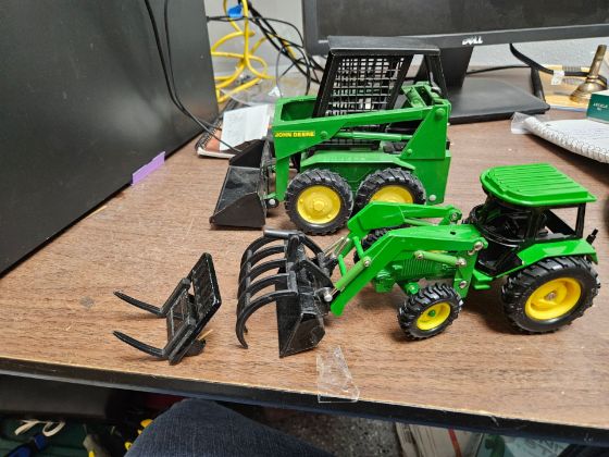 Picture of John Deere skidster+tractor